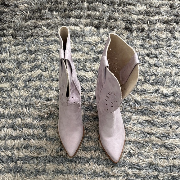 Elegant Light Lavender Heeled Boots, Size 6 - Picture 4 of 11